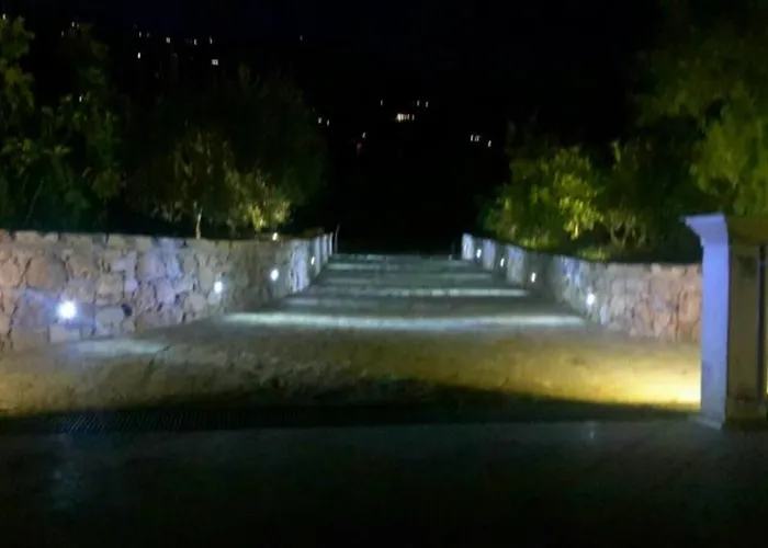 Rocca Di Oda ve Kahvaltı 4*